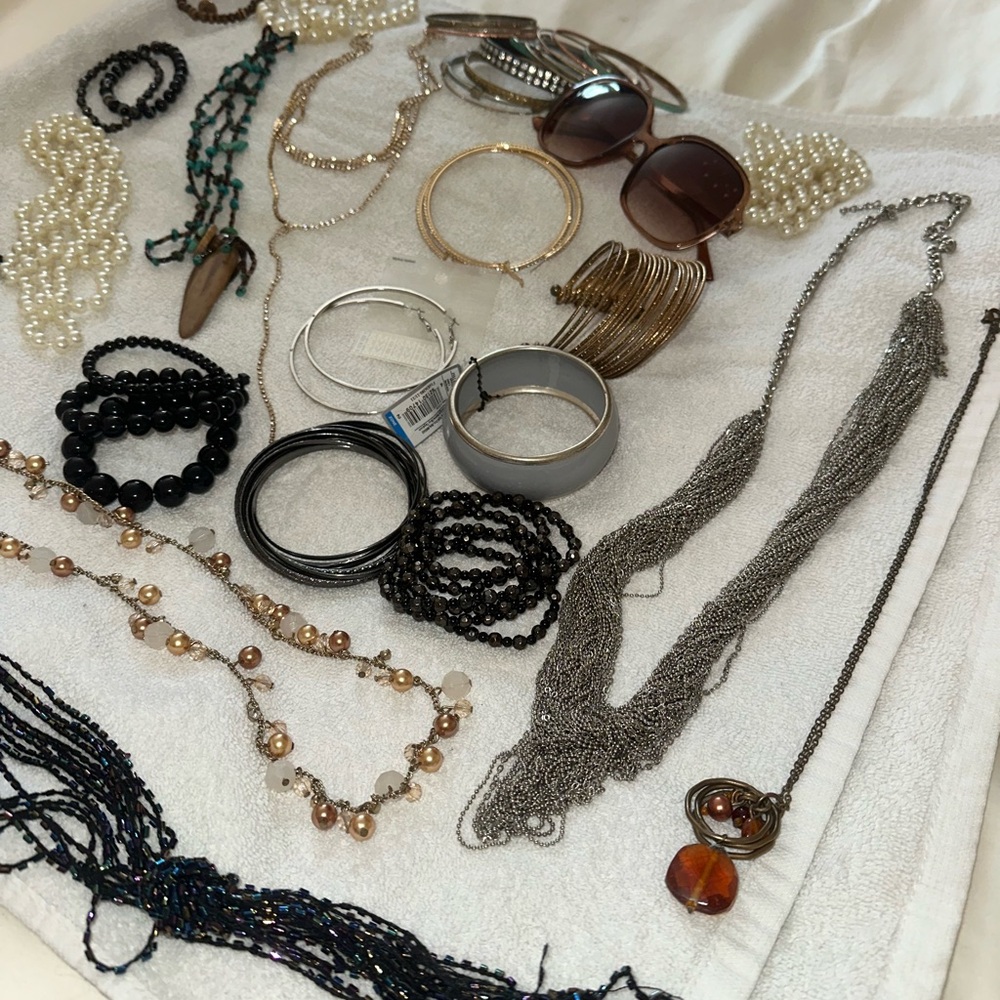 Assorted Jewelry Collection - Picture 4 of 6